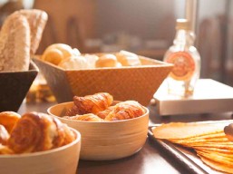 اطلب طبق رئيسي واحصل على الثاني مجاناً