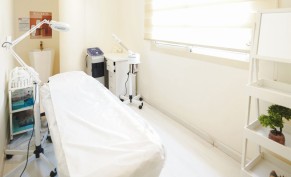 Deep cleansing facial + Dermapen session