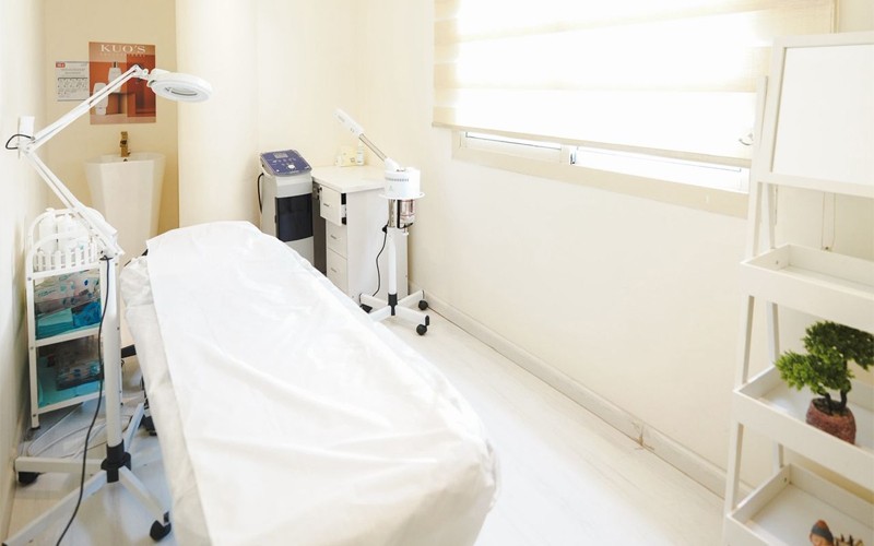 Deep cleansing facial + Dermapen session